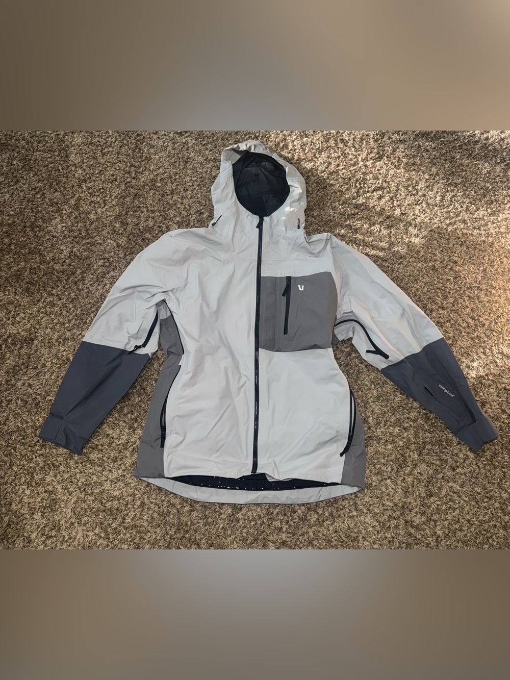 Vuori Two-Tone Light Gray and Dark Gray Sale
Taika Snow Shell Jacket
